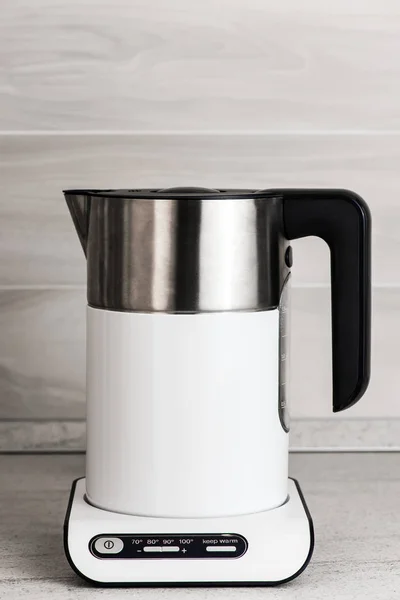 Белый современный Электрический чайник на кухне — стоковое фото