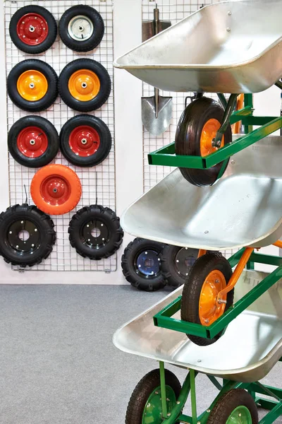 Садовые тачки с запасных колес в магазин — стоковое фото