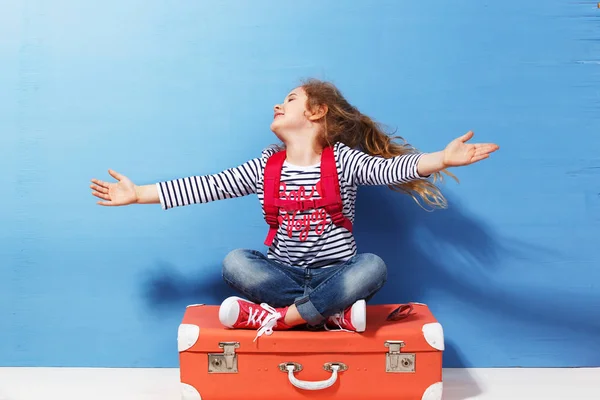 Ребенка блондинка с розовый старинных чемодан, готовы для летних каникул. Концепция путешествия и приключения — стоковое фото