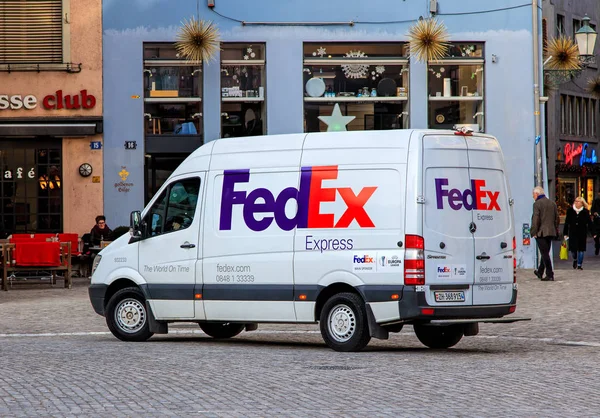 FedEx Ван в Старом городе Цюрих — стоковое фото