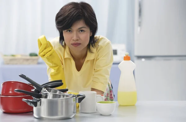Женщина, опираясь на кухне счетчик — стоковое фото