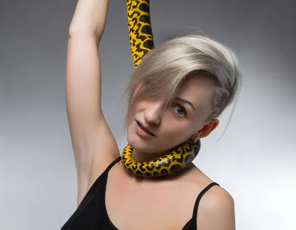 Молодая женщина и удушения змея — стоковое фото