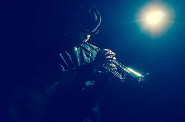 Музыкант, играет на трубе — стоковое фото