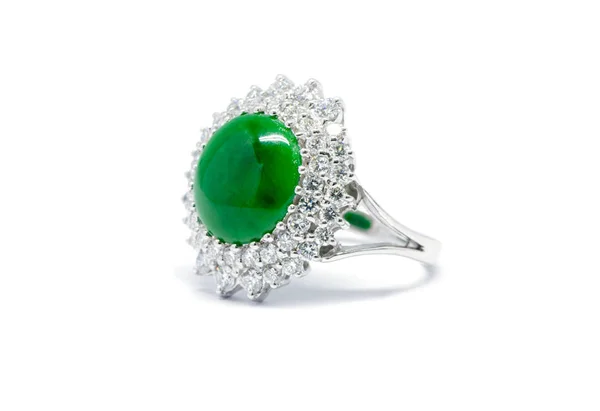 Закрыл зеленый нефрит с алмазов и золота кольцо изоляции — стоковое фото