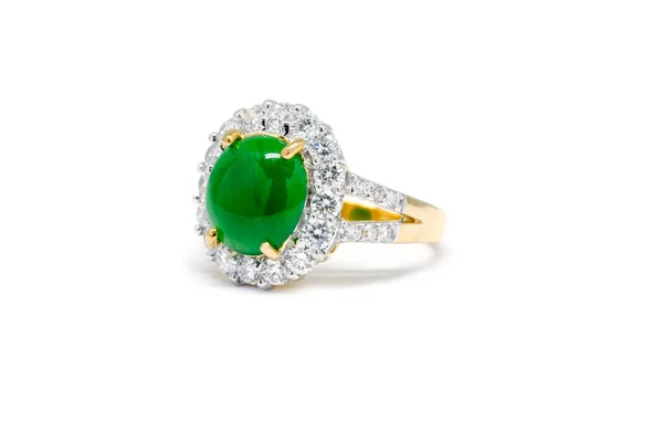 Зеленый нефрит с алмазов и золота кольцо изоляции — стоковое фото
