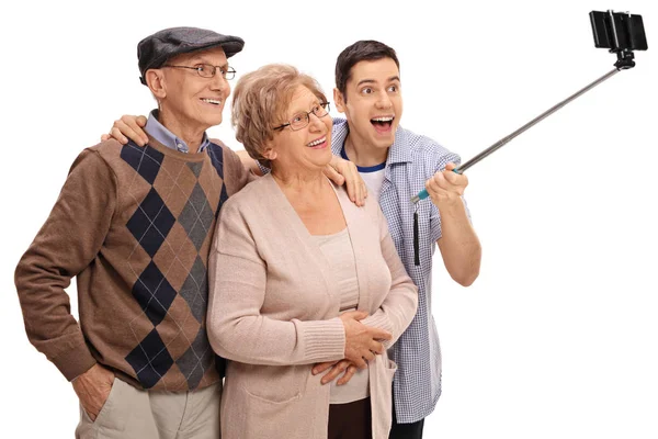 Пожилых людей и человек, принимая selfie с палкой — стоковое фото