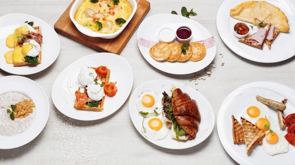 Завтрак меню из различных блюд жареных яиц — стоковое фото