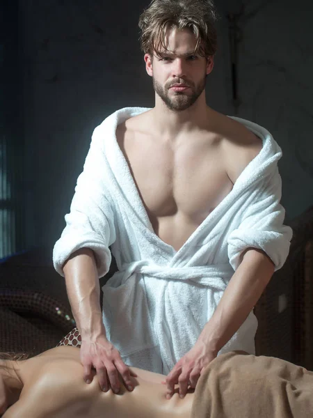 Сексуальная женщина на спа салон массаж с бородатыми красивый терапевт — стоковое фото