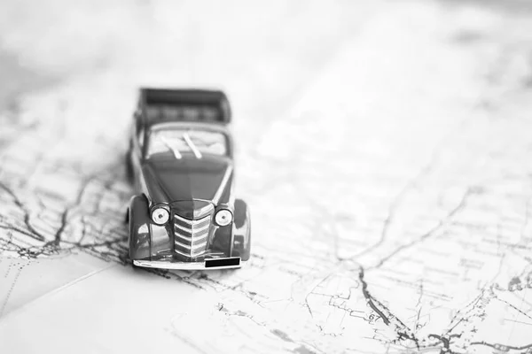 Игрушка автомобиль на карте — стоковое фото