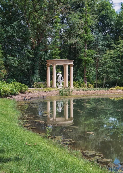 Скульптура «Артемис» в английском саду — стоковое фото