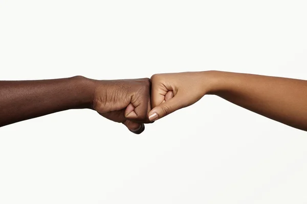 Африканский человек, касаясь костяшки с темной кожей женщиной как знак согласия, партнерства и сотрудничества. Два человека, взявшись за руки в кулак удар во время приветствия друг с другом в неформальной современной рукопожатии — стоковое фото