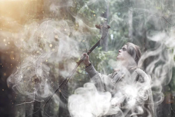 Человек в рясе проводит ритуал в темный лес — стоковое фото