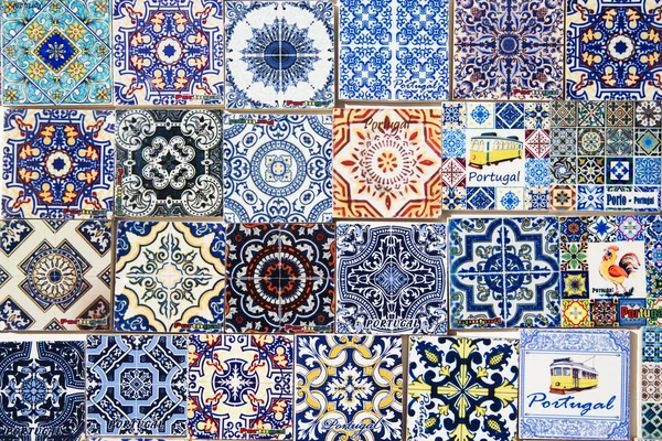 Сувениры для туристов, воспроизводя типичные португальские плитки — стоковое фото