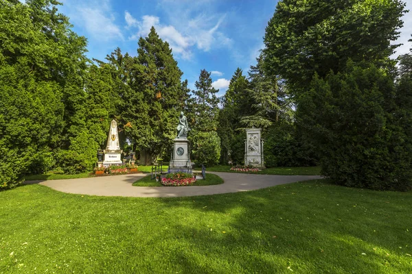 Могилы известных композиторов на Zentralfriedhof кладбище в Vi — стоковое фото