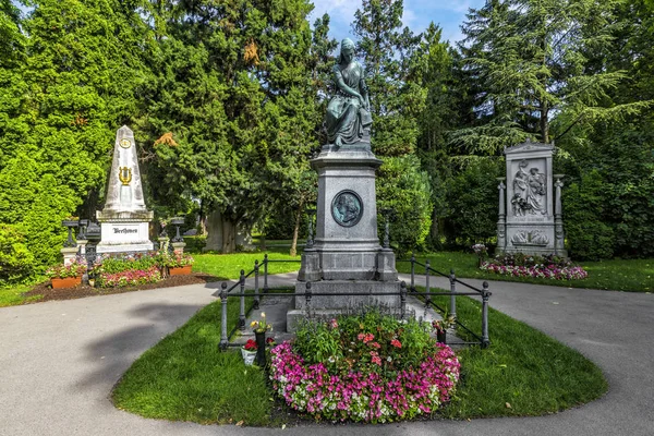 Могилы известных композиторов на Zentralfriedhof кладбище в Vi — стоковое фото