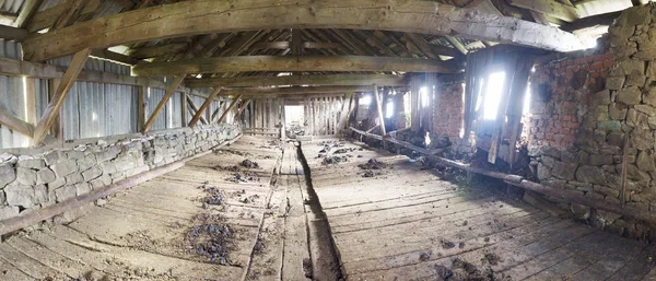 Разрушенный старый сарай в Карпатах — стоковое фото