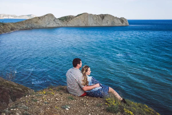 Пара отдыха возле моря — стоковое фото