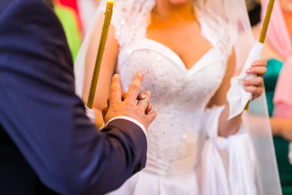 Молодожены обмен кольца, обручальные кольца на свадебной церемонии в церкви, свадебной церемонии, glans — стоковое фото