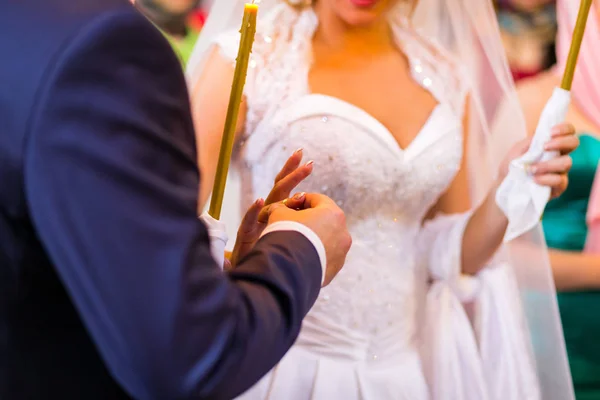 Молодожены обмен кольца, обручальные кольца на свадебной церемонии в церкви, свадебной церемонии, glans — стоковое фото