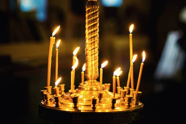 При свечах в христианской церкви, свадебной церемонии, glans, алтарь, распятие — стоковое фото