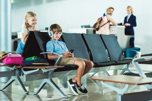 Дети в аэропорту — стоковое фото
