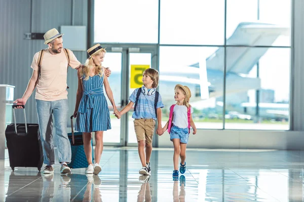 Семья, ходить в аэропорту — стоковое фото
