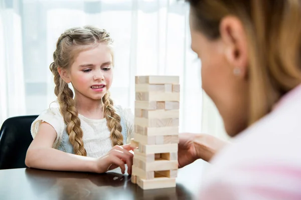 Мать и дочь играют в jenga — стоковое фото