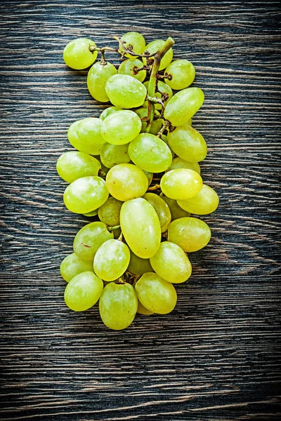 Букет белых сортов винограда на деревянной доске пищи концепции — стоковое фото