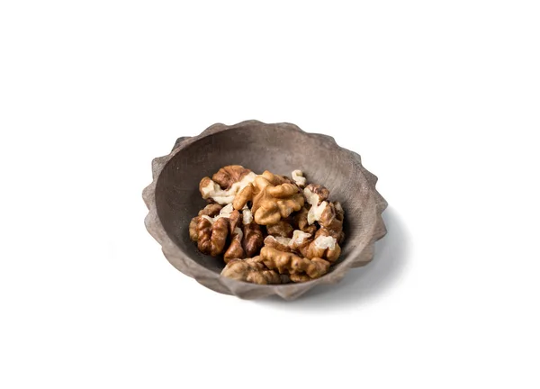 Небольшое блюдце с грецкими орехами, готовые к употреблению — стоковое фото