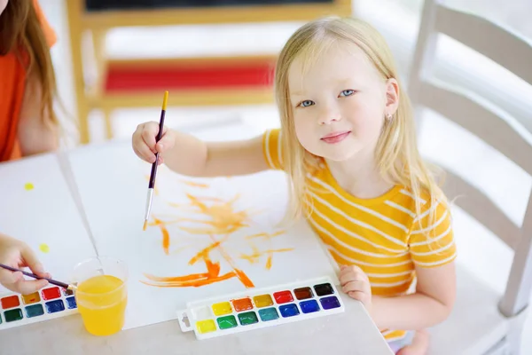 Маленькая девочка, Рисование с красочными красками — стоковое фото