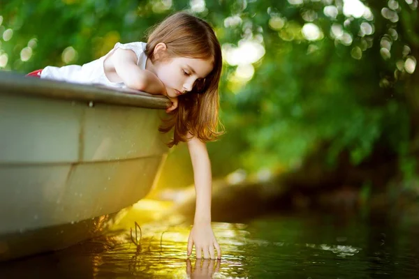 Маленькая девочка с удовольствием в лодке Стоковое Изображение