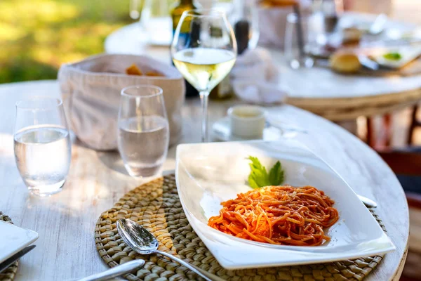 На обед подают спагетти — стоковое фото