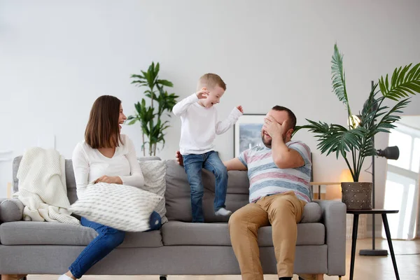 Картина Счастливые родители с сыном на серый диван — стоковое фото