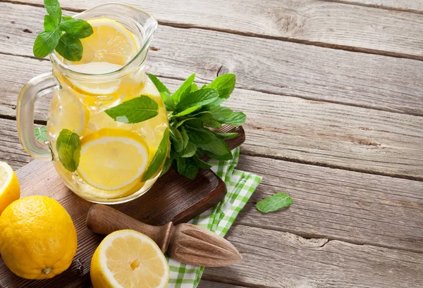 Лимонад с лимоном, мятой и льда — стоковое фото