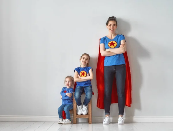 Семья в костюмы супергероев — стоковое фото