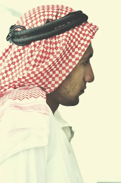 Арабский Деловой человек в ярко отделении — стоковое фото