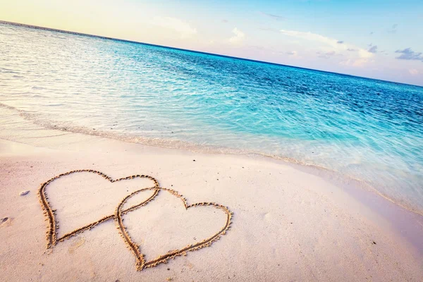 Два сердца, обращено на песке Лицензионные Стоковые Фото