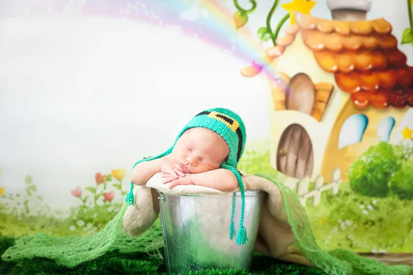 Спящая новорожденного в шляпе день Святого Патрика — стоковое фото