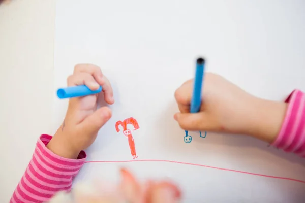 Творческие дошкольного детского рисунка — стоковое фото