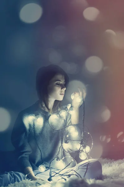 Молодая женщина с огнями фея — стоковое фото