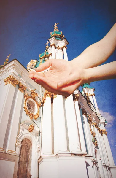 Женские руки, нужна помощь с церковью — стоковое фото