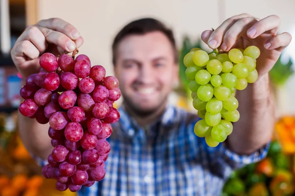 Человек показаны гроздей винограда — стоковое фото