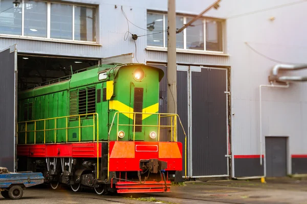 Locomotiv on railroad track Лицензионные Стоковые Изображения