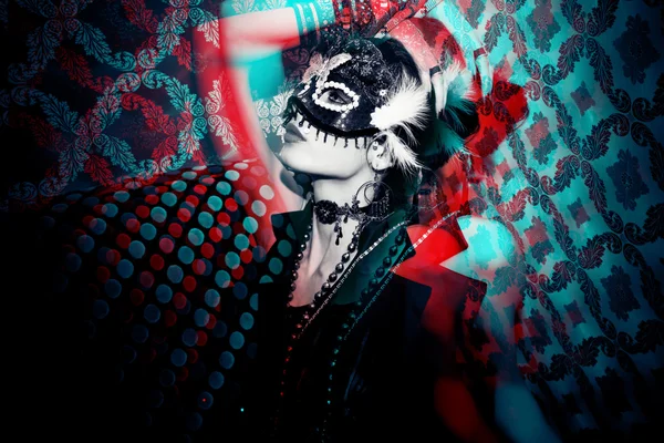 Женщина с маской в ночном клубе Стоковая Картинка