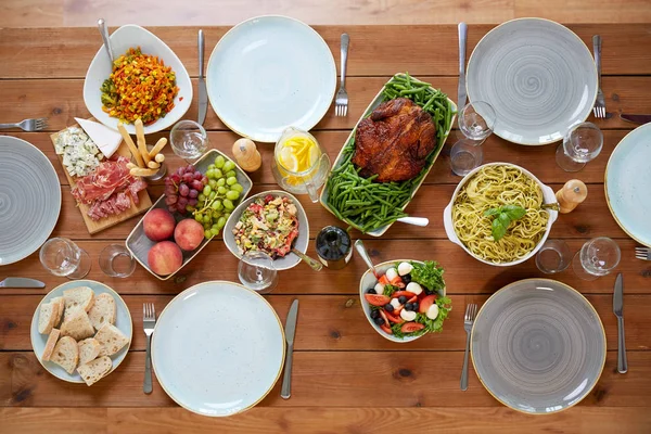 Различные пищи на служил деревянный стол Стоковое Фото