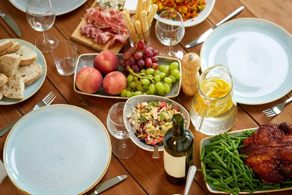 Различные пищи на служил деревянный стол Стоковое Фото