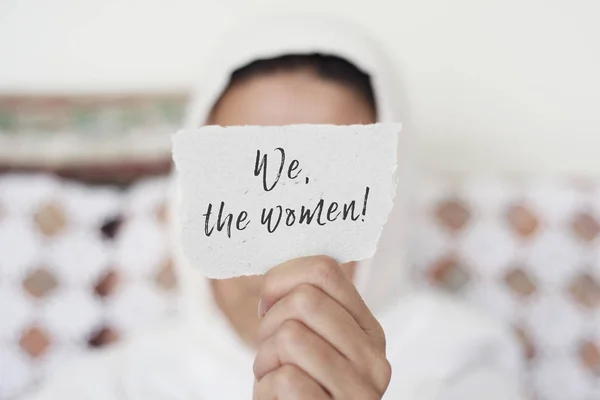 Женщина с хиджаб и текст мы женщины — стоковое фото