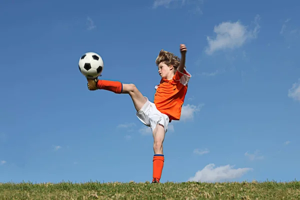 Ребенок играет футбол или футбол — стоковое фото