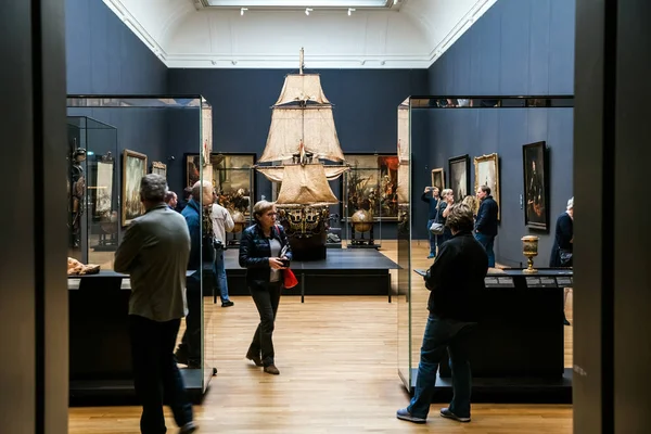 Посетителей в Rijsmuseum в городе Амстердам, Голландия — стоковое фото