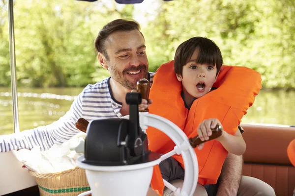 Отец и сын, наслаждаясь день вне в лодке Стоковое Фото